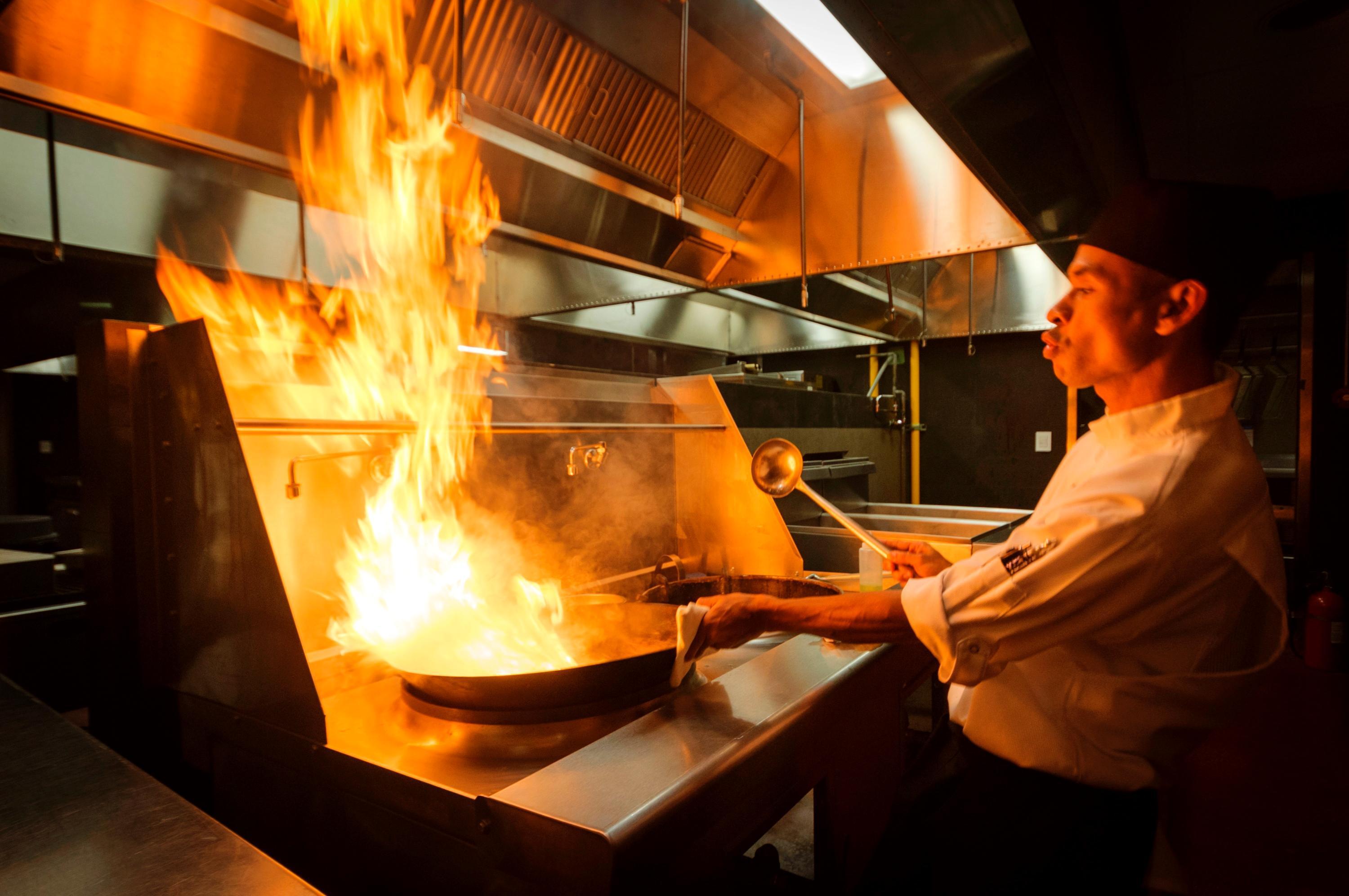 Palacio Mundo Imperial Riviera Diamante Акапулко Екстериор снимка A chef cooking with a flaming skillet