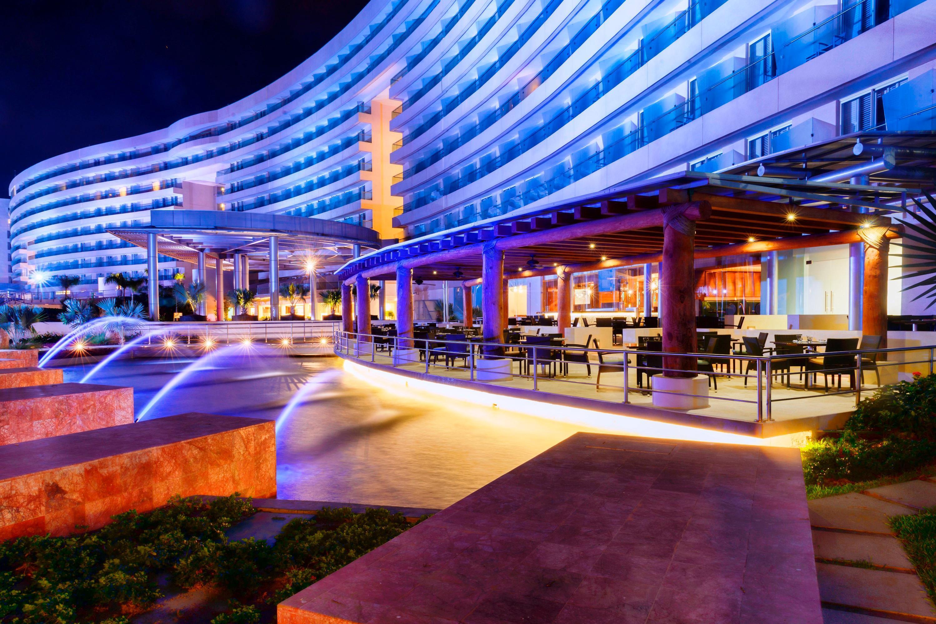 Palacio Mundo Imperial Riviera Diamante Акапулко Екстериор снимка The resort at night
