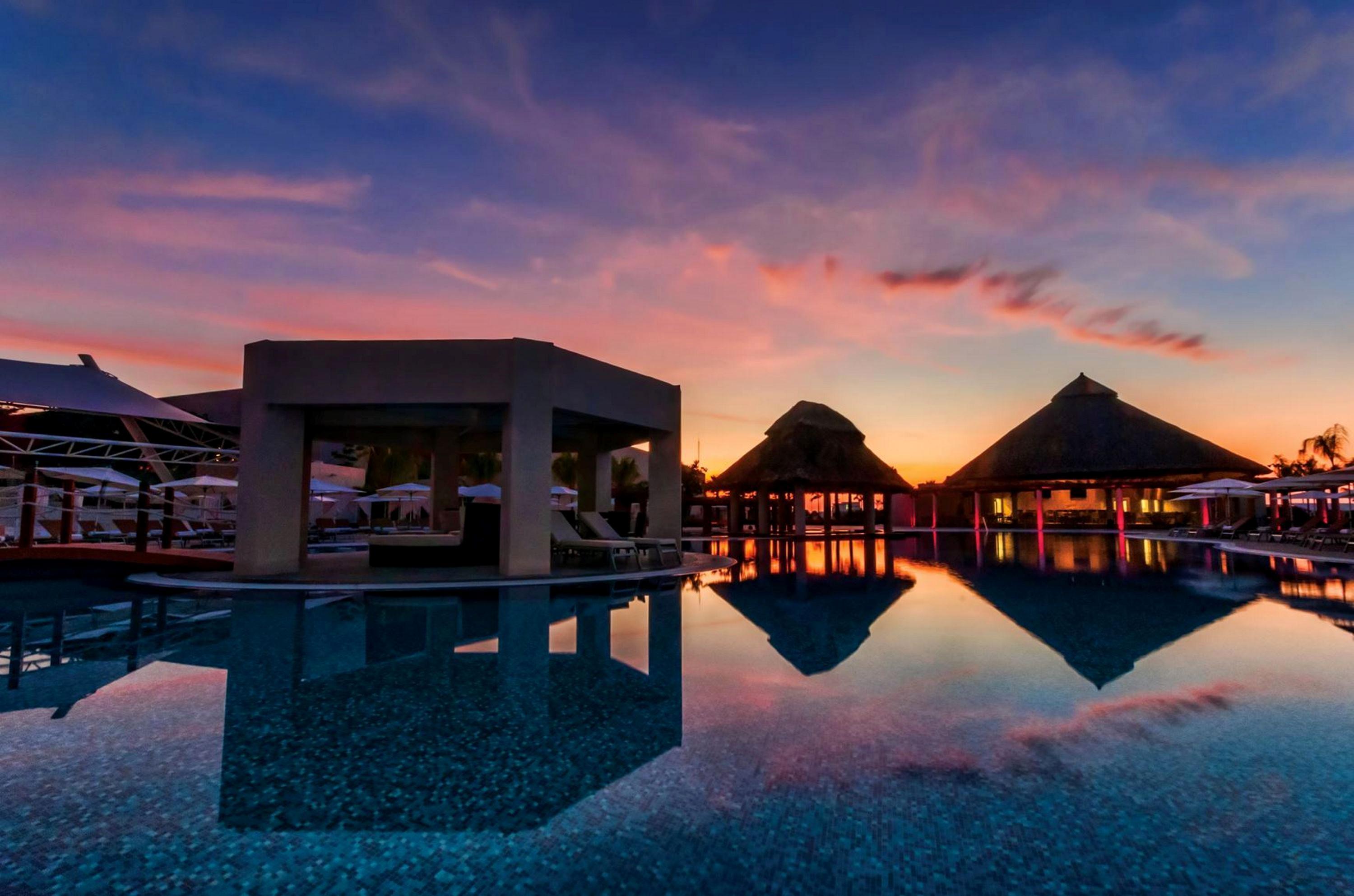 Palacio Mundo Imperial Riviera Diamante Акапулко Екстериор снимка Sunset at the resort