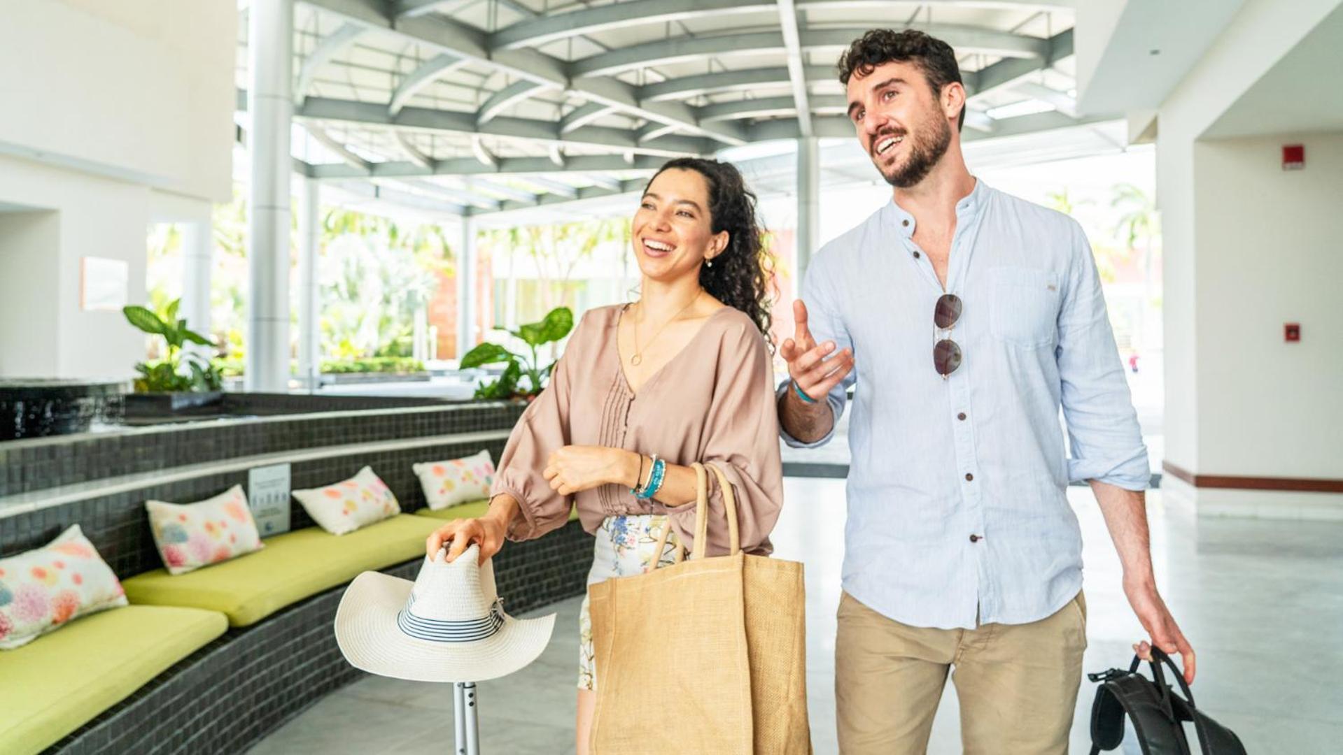Palacio Mundo Imperial Riviera Diamante Акапулко Екстериор снимка A couple shopping