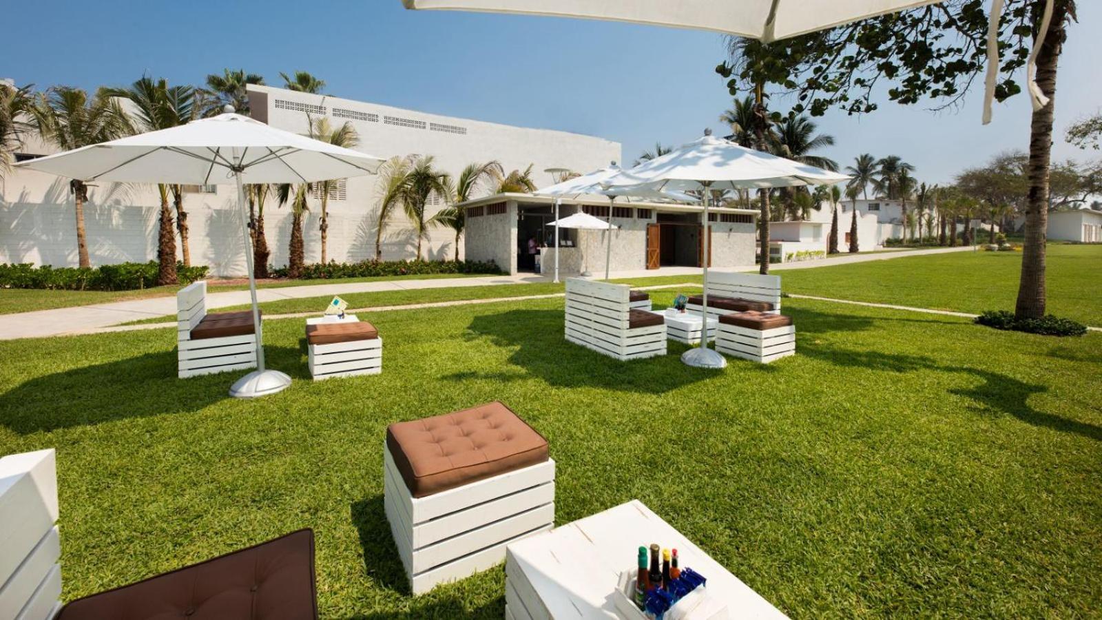 Palacio Mundo Imperial Riviera Diamante Акапулко Екстериор снимка The lawn at the Jumeirah Beach Hotel