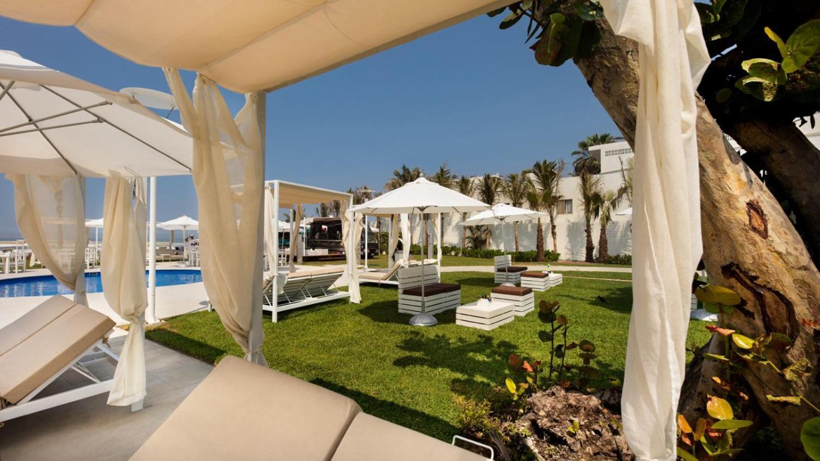 Palacio Mundo Imperial Riviera Diamante Акапулко Екстериор снимка The resort's pool area
